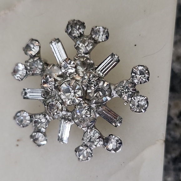 Vintage Elegant Silver Tone Sparkling Crystal Brooch - Picture 4 of 6